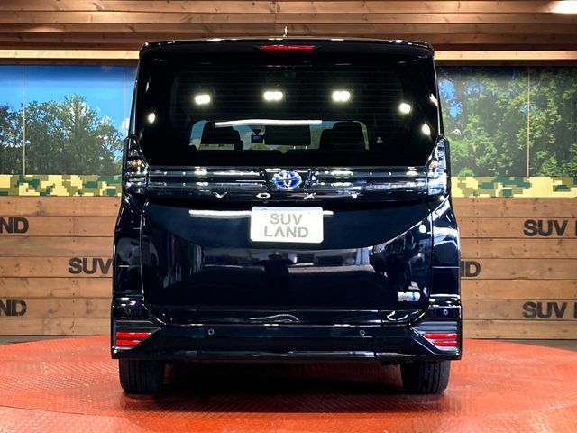 TOYOTA VOXY HYBRID 2023