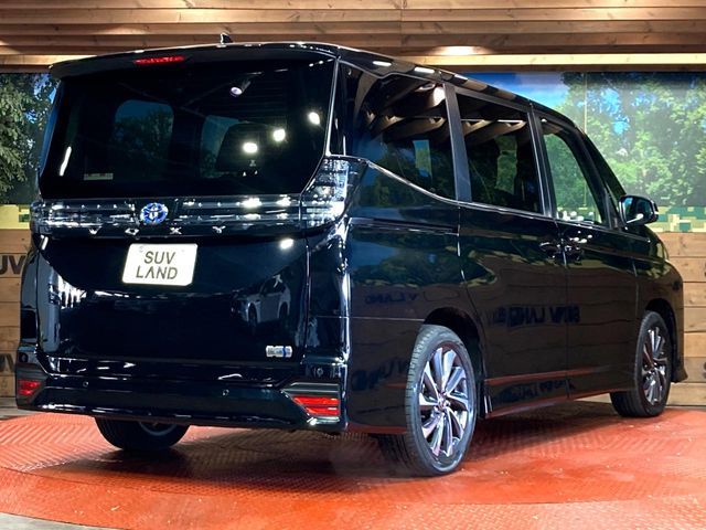 TOYOTA VOXY HYBRID 2023