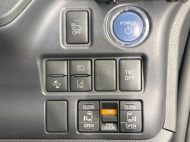 TOYOTA NOAH HYBRID 2016