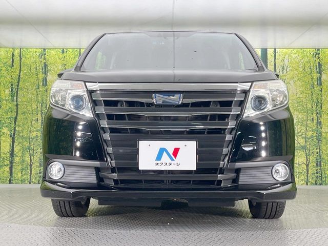 TOYOTA NOAH HYBRID 2016