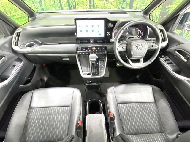 TOYOTA NOAH 4WD 2023