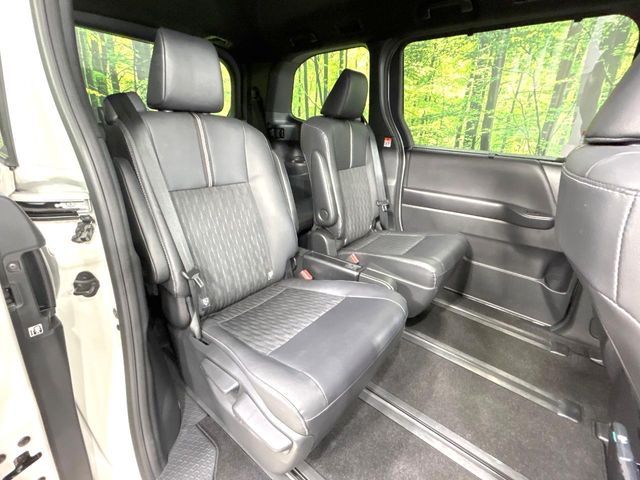 TOYOTA NOAH 4WD 2023