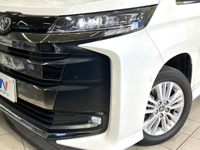 TOYOTA NOAH 4WD 2023