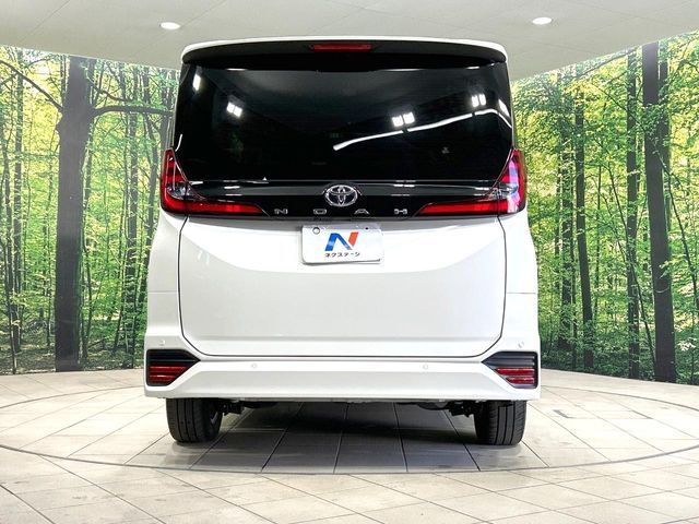 TOYOTA NOAH 4WD 2023