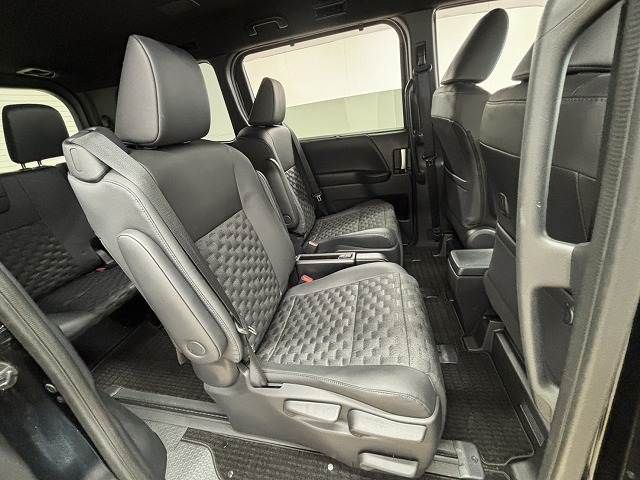 TOYOTA VOXY HYBRID 2024