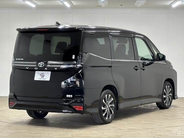 TOYOTA VOXY HYBRID 2024