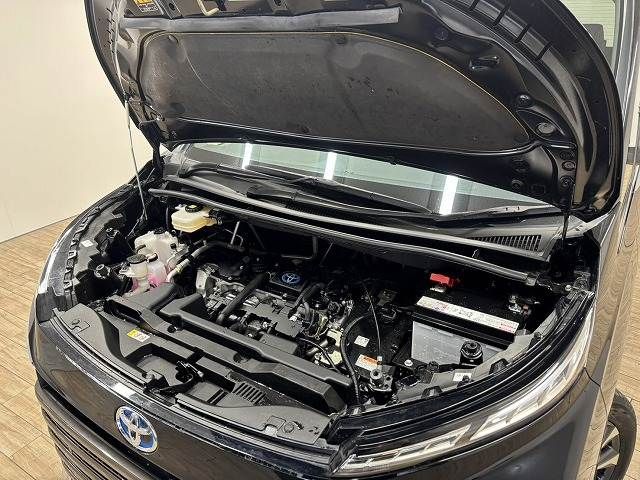 TOYOTA VOXY HYBRID 2024