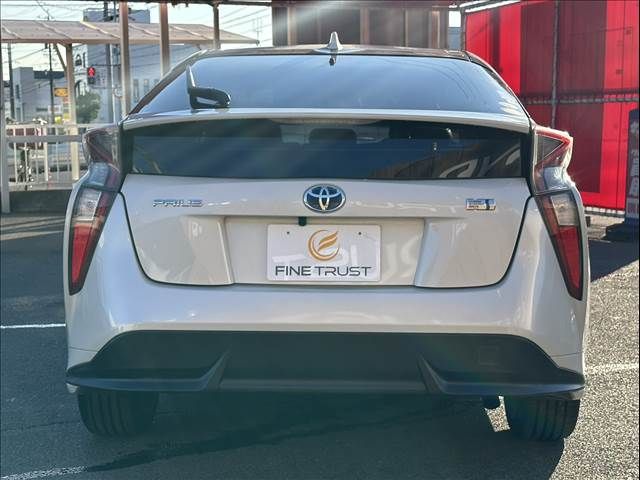 TOYOTA PRIUS 2016