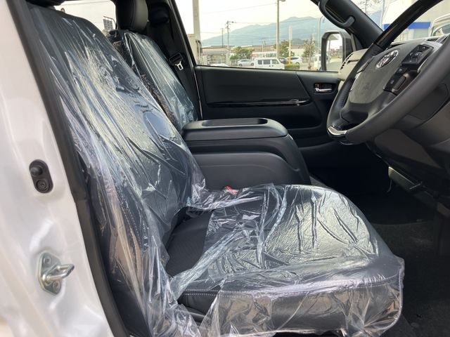 TOYOTA HIACE van 4WD 2025