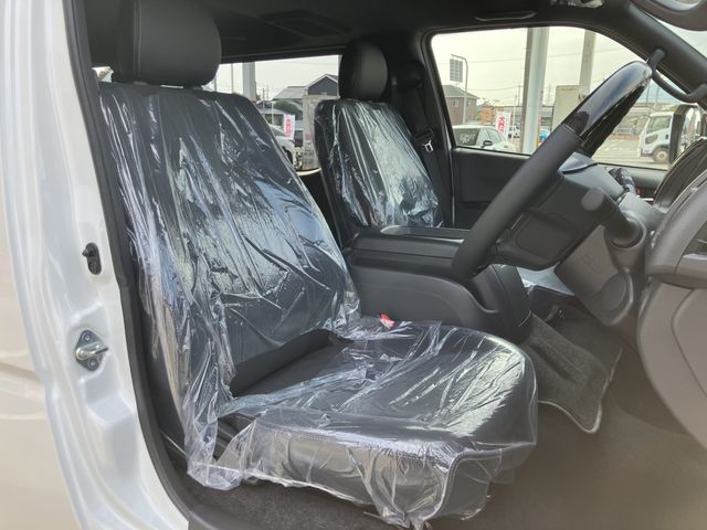 TOYOTA HIACE van 4WD 2025