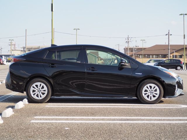 TOYOTA PRIUS 2018