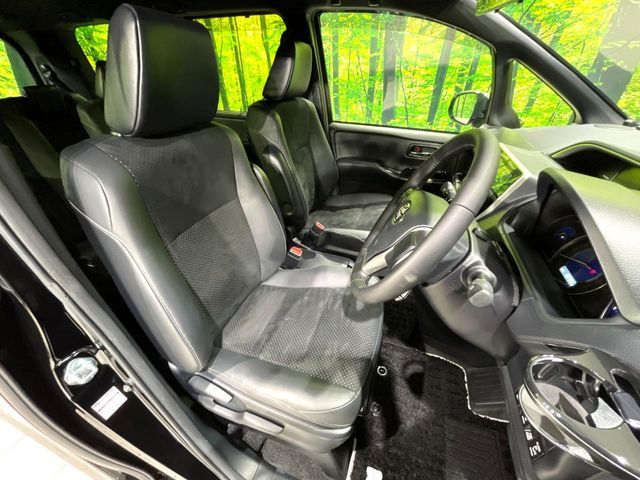 TOYOTA VOXY HYBRID 2020