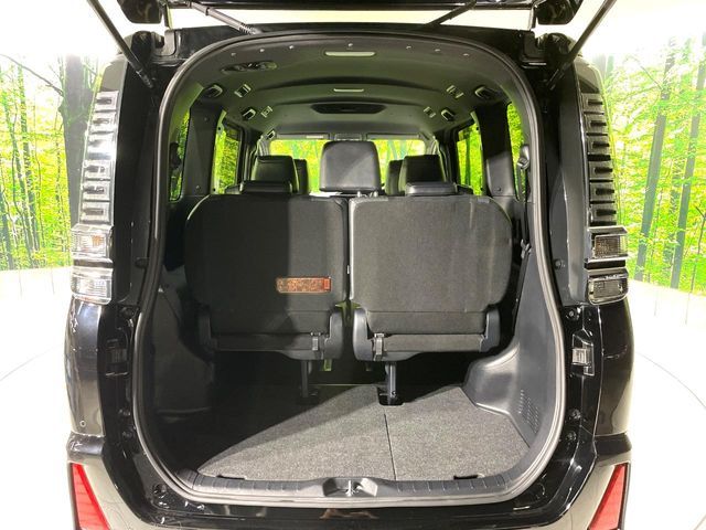 TOYOTA VOXY HYBRID 2020