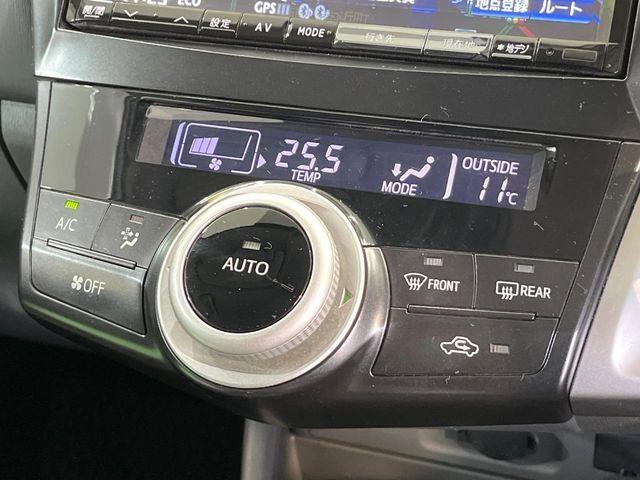 TOYOTA PRIUS Alpha 2012