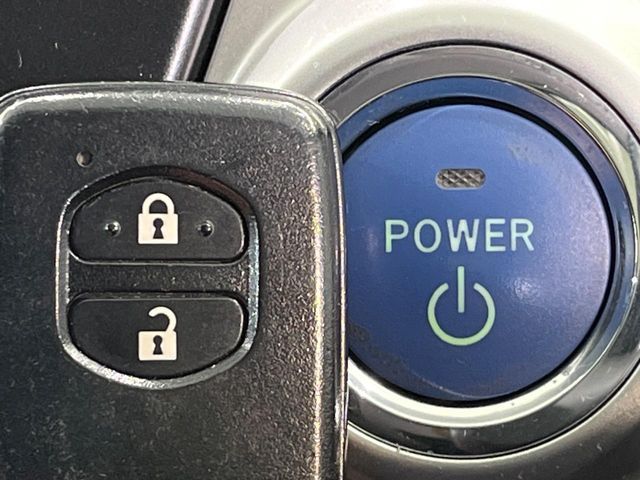 TOYOTA PRIUS Alpha 2012