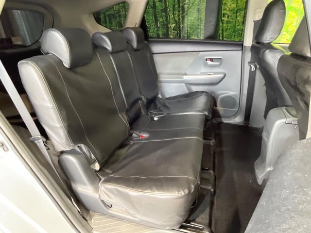 TOYOTA PRIUS Alpha 2012