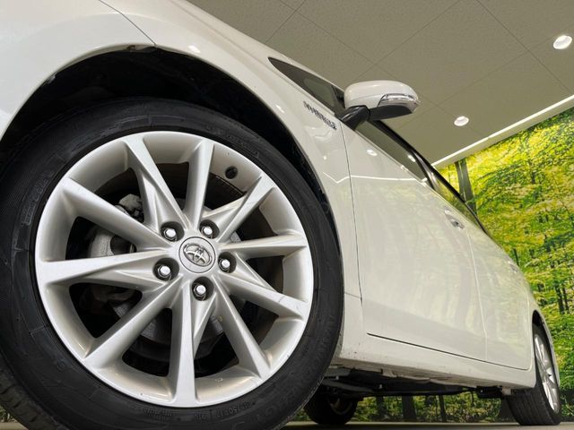 TOYOTA PRIUS Alpha 2012