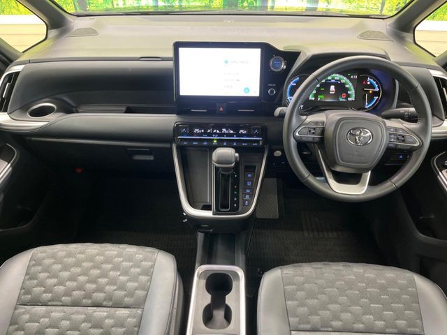 TOYOTA VOXY HYBRID 2023