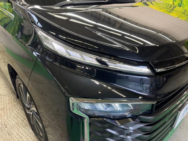 TOYOTA VOXY HYBRID 2023