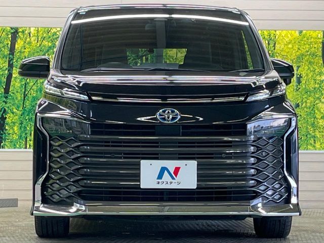 TOYOTA VOXY HYBRID 2023