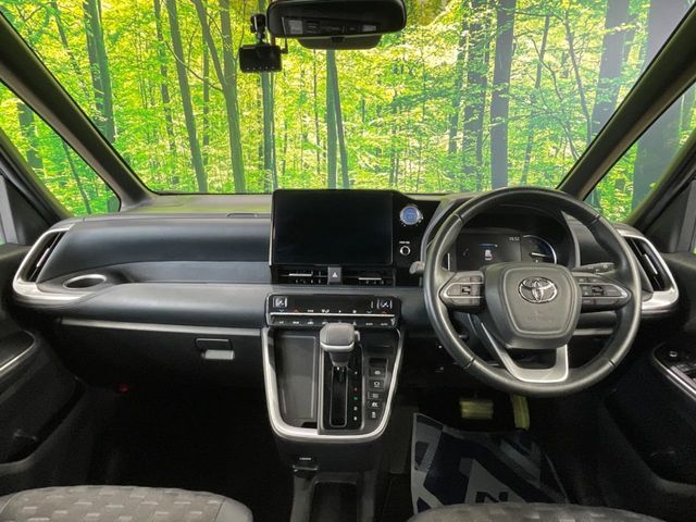 TOYOTA VOXY HYBRID 2022