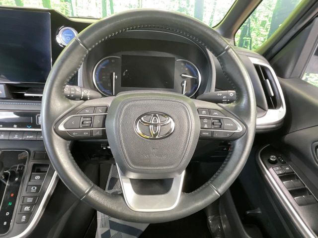 TOYOTA VOXY HYBRID 2022