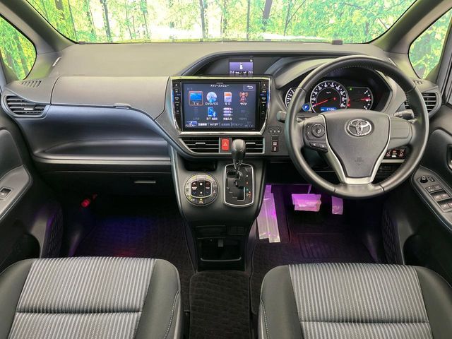 TOYOTA VOXY 2014