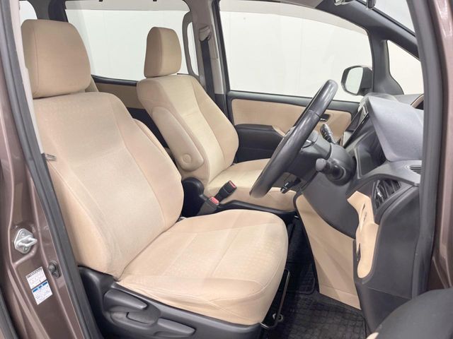 TOYOTA NOAH 4WD 2014