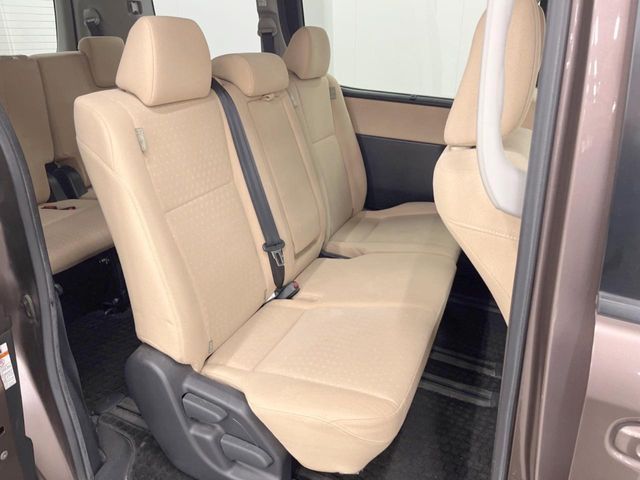 TOYOTA NOAH 4WD 2014