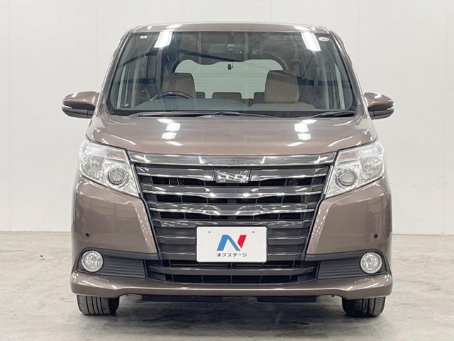 TOYOTA NOAH 4WD 2014