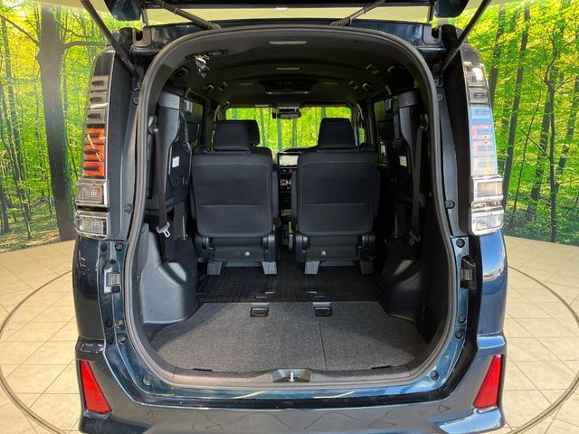 TOYOTA VOXY HYBRID 2018