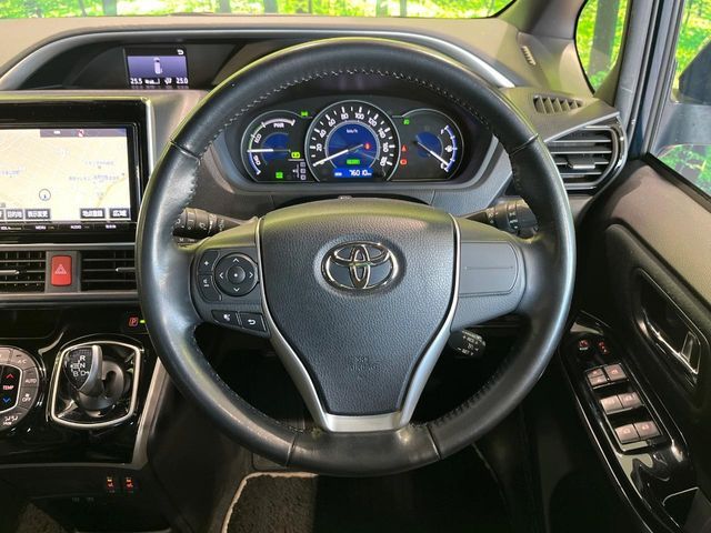 TOYOTA VOXY HYBRID 2018