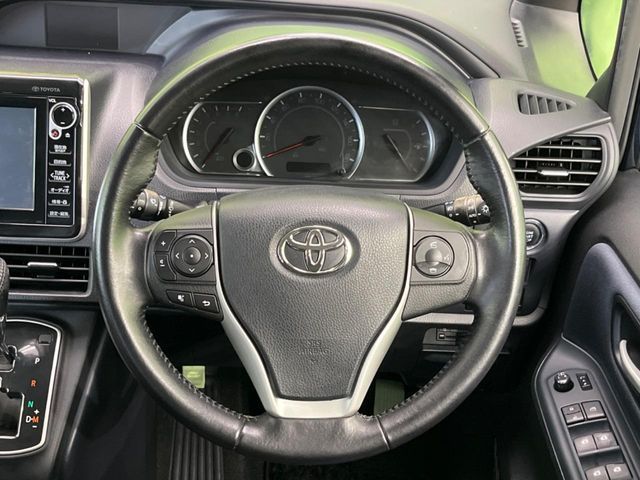 TOYOTA VOXY 2014