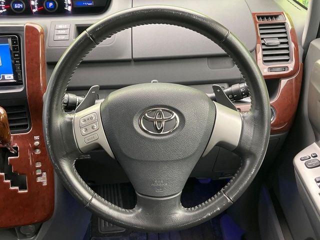 TOYOTA VOXY 2010
