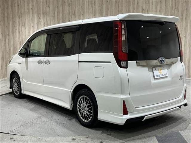 TOYOTA NOAH 2016