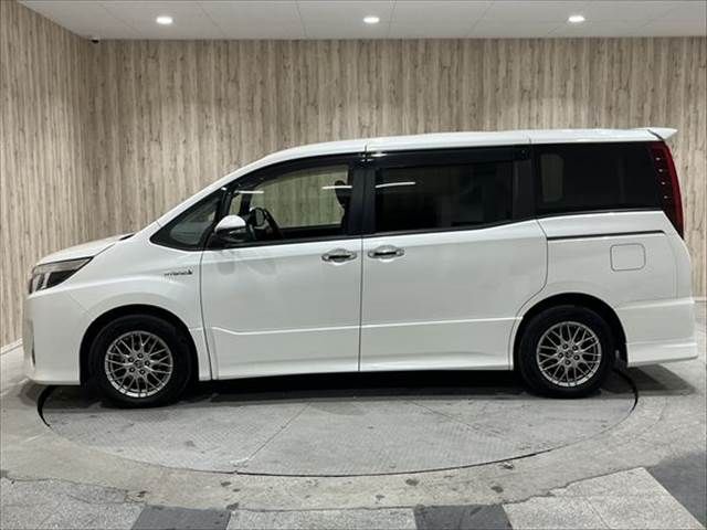 TOYOTA NOAH 2016