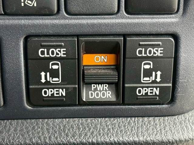 TOYOTA NOAH HYBRID 2016