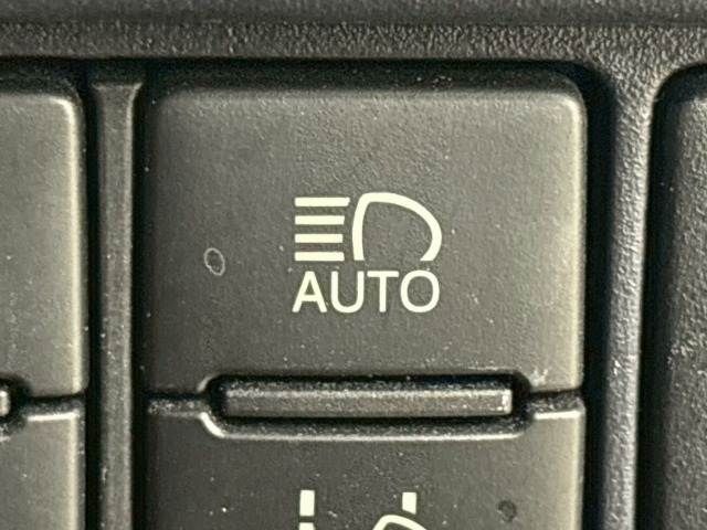 TOYOTA NOAH HYBRID 2016