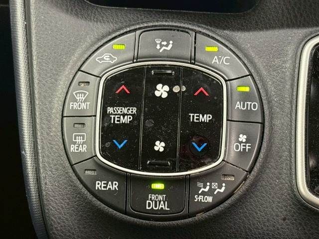 TOYOTA NOAH HYBRID 2016