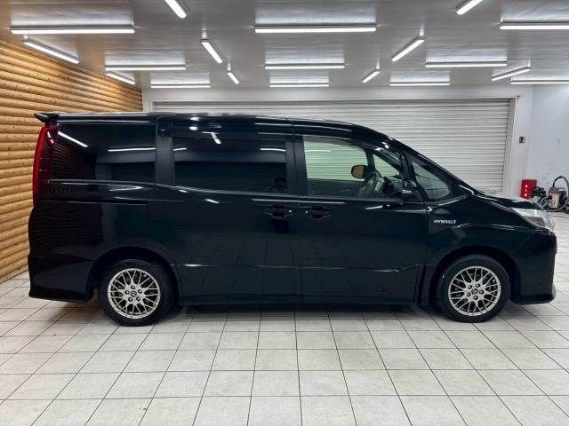 TOYOTA NOAH HYBRID 2016