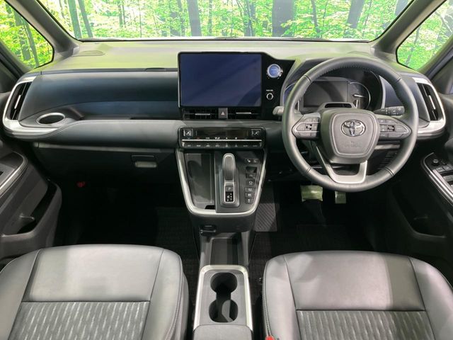 TOYOTA NOAH HYBRID 2023