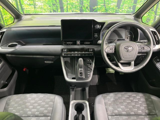 TOYOTA VOXY HYBRID 2023