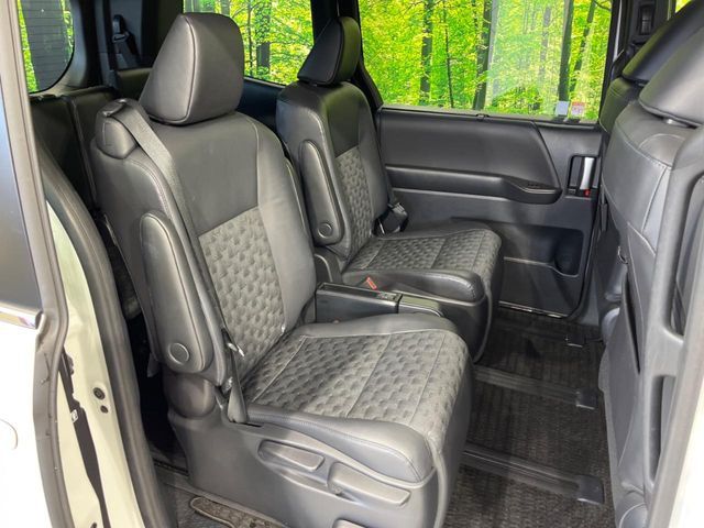 TOYOTA VOXY HYBRID 2023