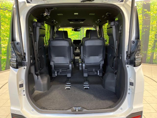 TOYOTA VOXY HYBRID 2023