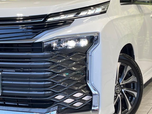 TOYOTA VOXY HYBRID 2023