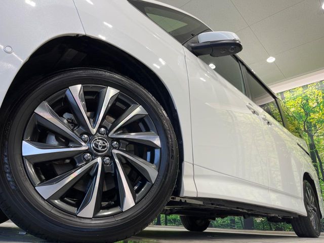 TOYOTA VOXY HYBRID 2023