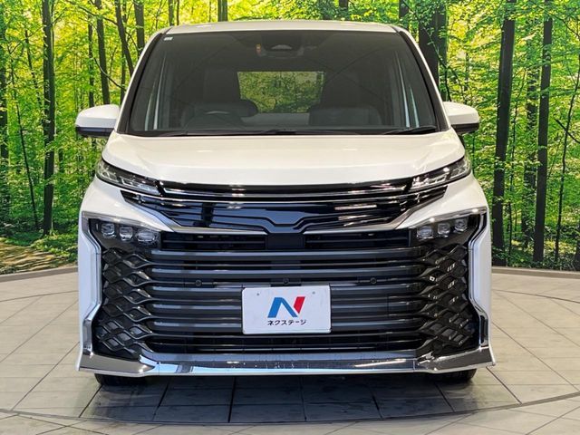 TOYOTA VOXY HYBRID 2023