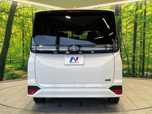 TOYOTA VOXY HYBRID 2023