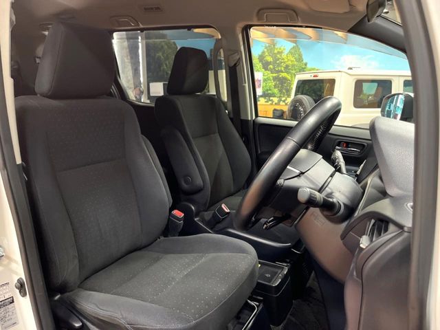 TOYOTA VOXY HYBRID 2014