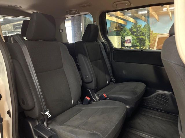 TOYOTA VOXY HYBRID 2014